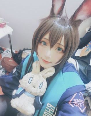 女人两腿打开让男人添野外视频